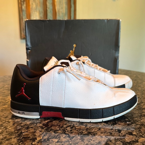 Jordan team Elite 2 Lo White and Black Sneakers Classic Design EUC - Picture 1 of 15